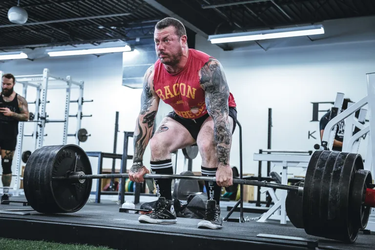 Guy deadlifting heavy at gym